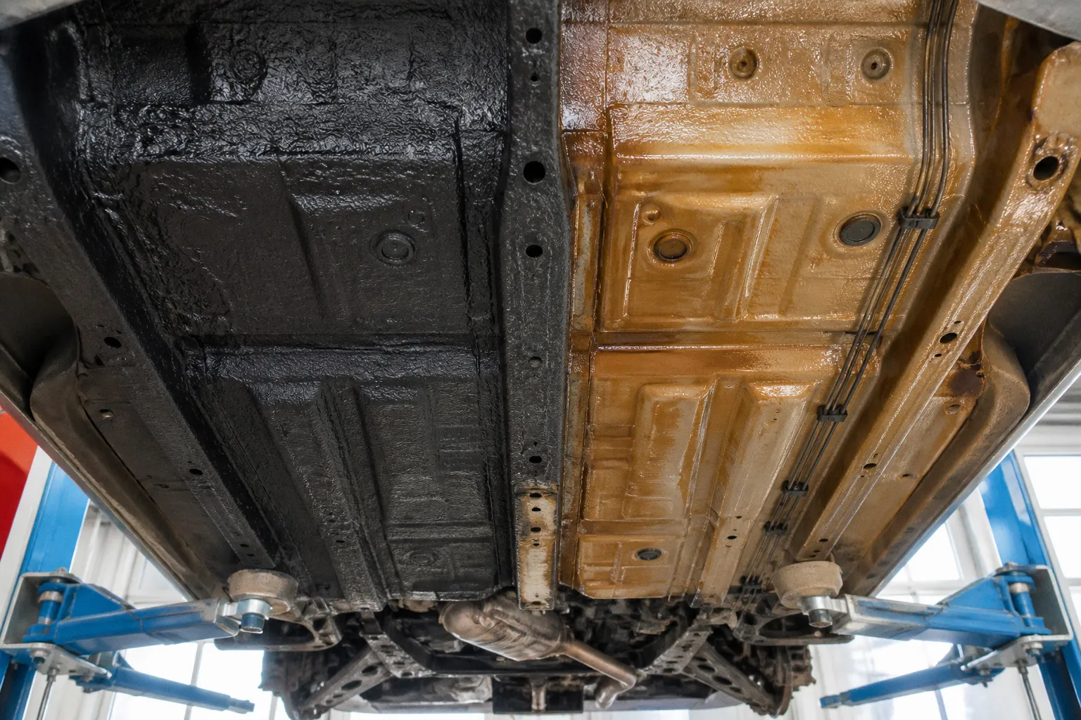 Unterbodenschutz aus Bitumen oder Wachs: Was ist besser?